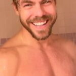 Derek Hough Instagram - In our meet and greet yesterday, someone asked me if Derek sings around the house to which I replied, “Constantly!” So I decided to capture an example for you all 🤣 @derekhough #tourlife