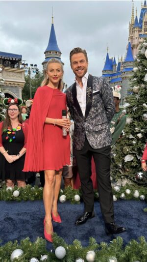 Derek Hough Instagram - It’s tiiiiiiiime 🎄✨

My favorite holiday tradition is getting to host The Wonderful World of Disney: Magical Holiday Celebration with @derekhough ♥️ Grab a snack, some Mickey ears, and all your holiday cheer because it’s almost showtime! See you tonight at 8/7c! 🎄✨