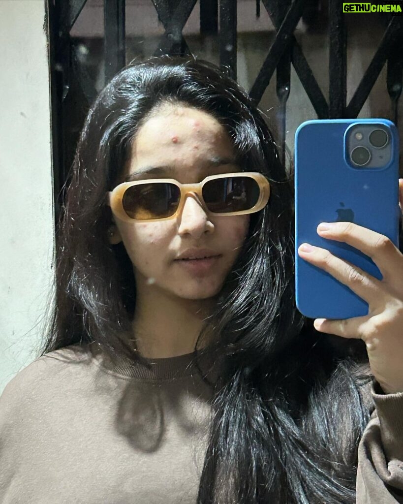 Deshna Dugad Instagram - Mirror selfie girl is here 🤳🤳👀 . . #deshna #deshnadugad