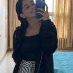 Deshna Dugad Instagram - Mirror 🪞❤️ Which selfie is your fav ?! Mine is the last one 😜 . . #deshna #deshnadugad
