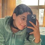 Deshna Dugad Instagram - Mirror 🪞❤️ Which selfie is your fav ?! Mine is the last one 😜 . . #deshna #deshnadugad