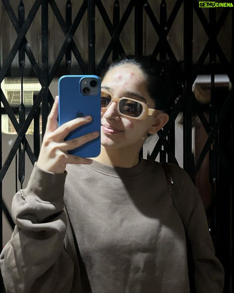 Deshna Dugad Instagram - Mirror selfie girl is here 🤳🤳👀 . . #deshna #deshnadugad