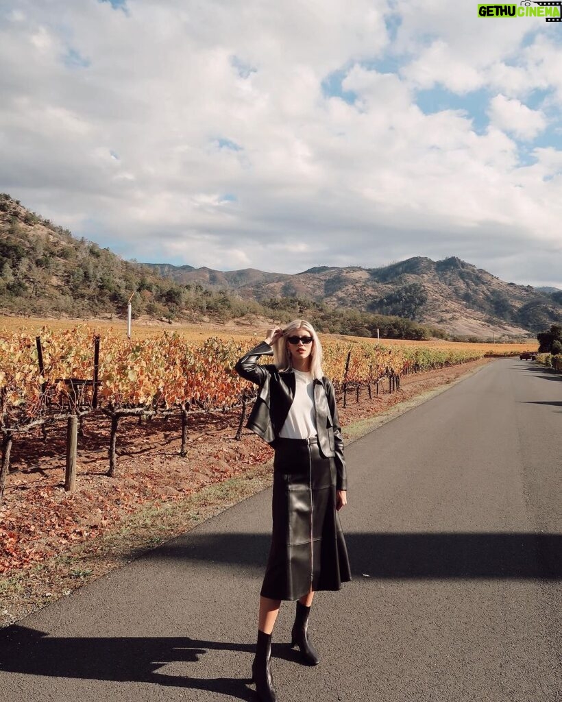 Devon Windsor Instagram - Call me a wine country girly ❤️