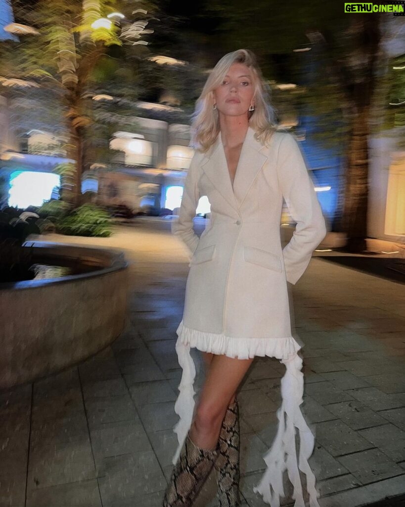 Devon Windsor Instagram - Winter whites 🤍