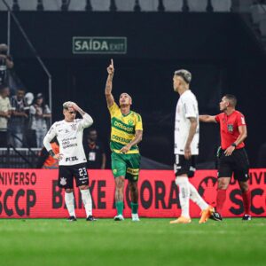 Deyverson Instagram - Glória a Deus por mais um gol com essa camisa. 😉🙏🏼Parabenizar todo o grupo pela postura e entrega frente um grande adversário. Saímos com um ponto fora de casa que com certeza será importante lá na frente. É seguir com esse foco e dedicação que vamos alcançar os nossos objetivos. Seguimos juntos, @cuiabaec! 🙌🏼💪🏼

📸 WSO Fotografia