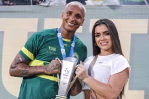 Deyverson Instagram - Somos CAMPEÕES! 🔰
Feliz demais em conquistar meu primeiro título com a camisa do @cuiabaec. Trabalhamos muito durante todo o campeonato e fizemos por merecer essa conquista. Parabéns a todos pela dedicação e companheirismo em busca da taça! Hoje é só agradecer a Deus e comemorar!! 🙏🏼 🏆

📸 @gilgomesfoto @c2sportss