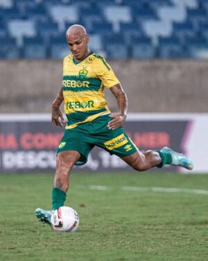 Deyverson Instagram - Sempre que se deparar com um obstáculo, encare-o como uma oportunidade, porque se é difícil, é porque vale a pena. Deus no comando de tudo. 🙏🏽 

📸 @gilgomesfoto @c2sportss