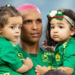 Deyverson Instagram - Infelizmente hoje não saímos com a vitória mas eu pude viver um dos momentos mais especiais da minha vida. Minhas filhas entraram comigo pela primeira vez no campo. Felicidade sem tamanho ter minhas meninas ao meu lado, me vendo jogar. Só agradecer a Deus pela minha família maravilhosa. 🙏🏽 Papai ama vocês! ❤️ Arena Pantanal