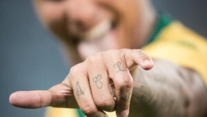 Deyverson Instagram - Gratidão a Deus por mais um gol e pelo grande momento vestindo a camisa do Dourado, porque sem Ele nada seria possível. Com trabalho sério e os pés no chão, estamos trilhando um grande caminho na competição. Muito feliz por fazer parte deste grupo. Pra cima, @cuiabaec! 😉 🔰
