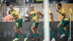 Deyverson Instagram - Gratidão a Deus por mais um gol e pelo grande momento vestindo a camisa do Dourado, porque sem Ele nada seria possível. Com trabalho sério e os pés no chão, estamos trilhando um grande caminho na competição. Muito feliz por fazer parte deste grupo. Pra cima, @cuiabaec! 😉 🔰
