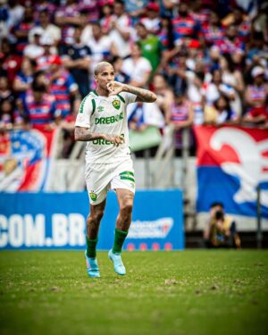 Deyverson Instagram - Vitória fora de casa e mais 3 pontos em nossa caminhada no Brasileirão. Jogo a jogo, com muita humildade, trabalho e pés no chão, seguimos rumo aos nossos objetivos. Muito feliz com mais um gol com a camisa do Dourado! 🙏🏼🔰