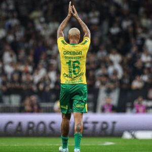 Deyverson Instagram - Glória a Deus por mais um gol com essa camisa. 😉🙏🏼Parabenizar todo o grupo pela postura e entrega frente um grande adversário. Saímos com um ponto fora de casa que com certeza será importante lá na frente. É seguir com esse foco e dedicação que vamos alcançar os nossos objetivos. Seguimos juntos, @cuiabaec! 🙌🏼💪🏼

📸 WSO Fotografia