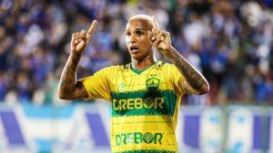 Deyverson Instagram - Eu não, Deus! 🙏🏼☝🏼
Feliz demais em voltar a a balançar as redes e ajudar a equipe a conquistar a nossa segunda vitória na competição. Parabenizar o trabalho de todo o grupo que buscou o resultado contra uma grande equipe fora de casa. Amor, filhas, esse gol foi para vocês! 😉