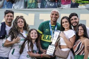 Deyverson Instagram - Somos CAMPEÕES! 🔰
Feliz demais em conquistar meu primeiro título com a camisa do @cuiabaec. Trabalhamos muito durante todo o campeonato e fizemos por merecer essa conquista. Parabéns a todos pela dedicação e companheirismo em busca da taça! Hoje é só agradecer a Deus e comemorar!! 🙏🏼 🏆

📸 @gilgomesfoto @c2sportss