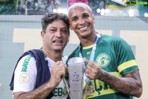 Deyverson Instagram - Somos CAMPEÕES! 🔰
Feliz demais em conquistar meu primeiro título com a camisa do @cuiabaec. Trabalhamos muito durante todo o campeonato e fizemos por merecer essa conquista. Parabéns a todos pela dedicação e companheirismo em busca da taça! Hoje é só agradecer a Deus e comemorar!! 🙏🏼 🏆

📸 @gilgomesfoto @c2sportss