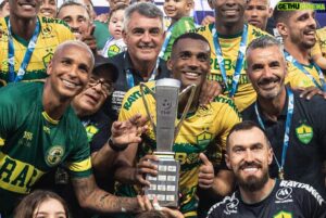 Deyverson Instagram - Somos CAMPEÕES! 🔰
Feliz demais em conquistar meu primeiro título com a camisa do @cuiabaec. Trabalhamos muito durante todo o campeonato e fizemos por merecer essa conquista. Parabéns a todos pela dedicação e companheirismo em busca da taça! Hoje é só agradecer a Deus e comemorar!! 🙏🏼 🏆

📸 @gilgomesfoto @c2sportss