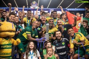 Deyverson Instagram - Somos CAMPEÕES! 🔰
Feliz demais em conquistar meu primeiro título com a camisa do @cuiabaec. Trabalhamos muito durante todo o campeonato e fizemos por merecer essa conquista. Parabéns a todos pela dedicação e companheirismo em busca da taça! Hoje é só agradecer a Deus e comemorar!! 🙏🏼 🏆

📸 @gilgomesfoto @c2sportss