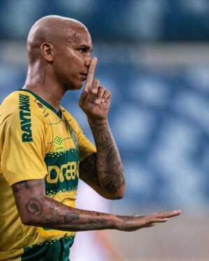 Deyverson Instagram - Sempre que se deparar com um obstáculo, encare-o como uma oportunidade, porque se é difícil, é porque vale a pena. Deus no comando de tudo. 🙏🏽 

📸 @gilgomesfoto @c2sportss