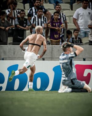 Deyverson Instagram - Vamos seguir lutando até o fim!! 🙌🏼
Feliz em marcar mais um gol na competição, mas triste em como a partida acabou. Me solidarizo e lamento com os ataques sofridos pelos companheiros de profissão do @cearasc. O futebol é alegria, diversão e resolvido dentro de campo. E vai ser nas quatro linhas que vamos buscar o nosso objetivo até o último minuto. Deus está no comando 🙏🏼🔰 @cuiabaec