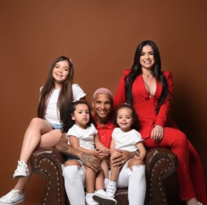 Deyverson Instagram - A Família DK gostaria de desejar um Feliz Natal a todos! Que no dia de hoje, Deus possa abençoar a família de vocês. Que o espírito natalino aqueça não somente nossas casas, mas nossos corações. Que Jesus renasça e ganhe vida em nossos lares. 

Feliz Natal! 🎄🙏🏼