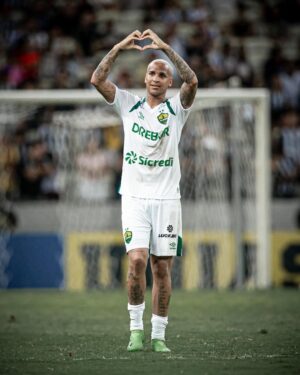 Deyverson Instagram - Vamos seguir lutando até o fim!! 🙌🏼
Feliz em marcar mais um gol na competição, mas triste em como a partida acabou. Me solidarizo e lamento com os ataques sofridos pelos companheiros de profissão do @cearasc. O futebol é alegria, diversão e resolvido dentro de campo. E vai ser nas quatro linhas que vamos buscar o nosso objetivo até o último minuto. Deus está no comando 🙏🏼🔰 @cuiabaec