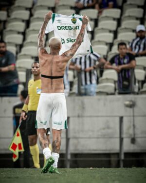 Deyverson Instagram - Vamos seguir lutando até o fim!! 🙌🏼
Feliz em marcar mais um gol na competição, mas triste em como a partida acabou. Me solidarizo e lamento com os ataques sofridos pelos companheiros de profissão do @cearasc. O futebol é alegria, diversão e resolvido dentro de campo. E vai ser nas quatro linhas que vamos buscar o nosso objetivo até o último minuto. Deus está no comando 🙏🏼🔰 @cuiabaec