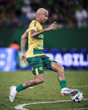 Deyverson Instagram - O futebol é feito de perdas e ganhos. Nem sempre vamos acertar todas e isso faz parte.

Nunca vai faltar empenho e dedicação ao Cuiabá. Inclusive, ontem completei a marca de 50 jogos oficiais com essa camisa, momento especial que com certeza eu gostaria de ter coroado com um gol e a vitória da nossa equipe. 

Vamos seguir trabalhando em busca do melhor pelo Dourado. Agradeço a todos que sempre apoiam nossa equipe e fazem parte da nossa torcida maravilhosa! Seguiremos lutando por vocês.