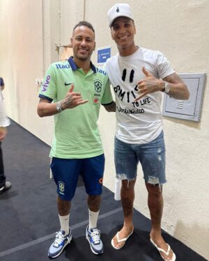 Deyverson Instagram - Quero muito agradecer a recepção que tive no hotel da Seleção. Meu amigo @raphaelveigaa como sempre foi sensacional e me recebeu muito bem. 🙏🏼

Reencontrar em Cuiabá o meu ídolo @neymarjr foi especial demais também. Eu sempre defendi esse cara em todas as entrevistas pois acredito muito no caráter e profissionalismo dele. Você é uma inspiração pra todos nós! 

Que a Seleção faça um excelente jogo amanhã e conquiste a vitória. Estarei na torcida 😉🇧🇷 

#Brasil #selecao