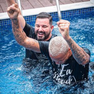 Deyverson Instagram - 09.12.2023. O dia que ficará marcado pra sempre na minha vida. Deus segue cumprindo suas promessas e comigo não foi diferente. Eu nasci novamente, renasci em Cristo. Toda honra e toda glória a Ti, Senhor. 

Nas águas sagradas do batismo, mergulhei não apenas para purificar meu corpo, mas também para renovar minha alma. Obrigado a todos que estão comigo, me aproximando de Deus e compartilharam deste momento comigo. Em especial a minha esposa @kariina.mv, minhas filhas e familiares, sem vocês eu não sou nada.

Gratidão por tudo, Senhor! 🙌🏽

@kariina.mv 
@catedraldapaz.oficial 
@pastorfabiocoutinho 
@andeliraph 
@c2sportss