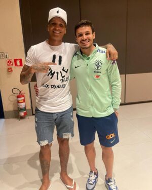 Deyverson Instagram - Quero muito agradecer a recepção que tive no hotel da Seleção. Meu amigo @raphaelveigaa como sempre foi sensacional e me recebeu muito bem. 🙏🏼

Reencontrar em Cuiabá o meu ídolo @neymarjr foi especial demais também. Eu sempre defendi esse cara em todas as entrevistas pois acredito muito no caráter e profissionalismo dele. Você é uma inspiração pra todos nós! 

Que a Seleção faça um excelente jogo amanhã e conquiste a vitória. Estarei na torcida 😉🇧🇷 

#Brasil #selecao
