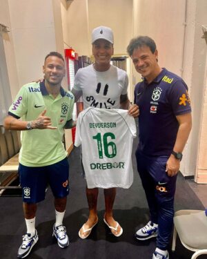 Deyverson Instagram - Quero muito agradecer a recepção que tive no hotel da Seleção. Meu amigo @raphaelveigaa como sempre foi sensacional e me recebeu muito bem. 🙏🏼

Reencontrar em Cuiabá o meu ídolo @neymarjr foi especial demais também. Eu sempre defendi esse cara em todas as entrevistas pois acredito muito no caráter e profissionalismo dele. Você é uma inspiração pra todos nós! 

Que a Seleção faça um excelente jogo amanhã e conquiste a vitória. Estarei na torcida 😉🇧🇷 

#Brasil #selecao