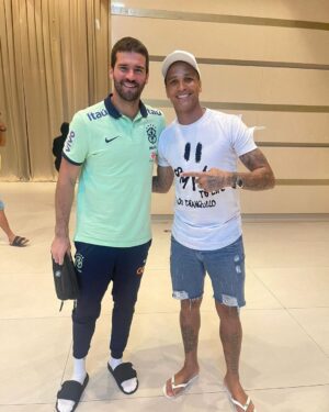 Deyverson Instagram - Quero muito agradecer a recepção que tive no hotel da Seleção. Meu amigo @raphaelveigaa como sempre foi sensacional e me recebeu muito bem. 🙏🏼

Reencontrar em Cuiabá o meu ídolo @neymarjr foi especial demais também. Eu sempre defendi esse cara em todas as entrevistas pois acredito muito no caráter e profissionalismo dele. Você é uma inspiração pra todos nós! 

Que a Seleção faça um excelente jogo amanhã e conquiste a vitória. Estarei na torcida 😉🇧🇷 

#Brasil #selecao