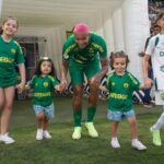 Deyverson Instagram - Infelizmente hoje não saímos com a vitória mas eu pude viver um dos momentos mais especiais da minha vida. Minhas filhas entraram comigo pela primeira vez no campo. Felicidade sem tamanho ter minhas meninas ao meu lado, me vendo jogar. Só agradecer a Deus pela minha família maravilhosa. 🙏🏽 Papai ama vocês! ❤️ Arena Pantanal