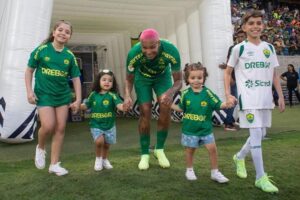 Deyverson Instagram - Infelizmente hoje não saímos com a vitória mas eu pude viver um dos momentos mais especiais da minha vida. Minhas filhas entraram comigo pela primeira vez no campo. Felicidade sem tamanho ter minhas meninas ao meu lado, me vendo jogar. Só agradecer a Deus pela minha família maravilhosa. 🙏🏽 Papai ama vocês! ❤️