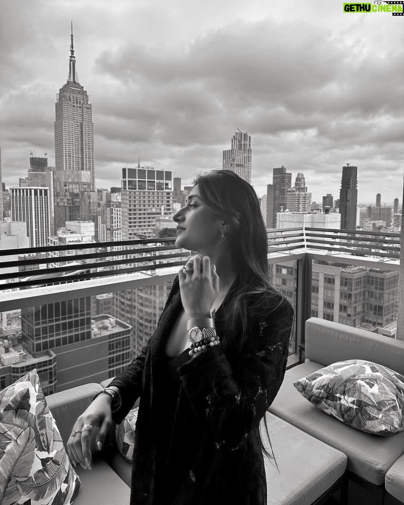 Dhanashree Verma Instagram - You shine as bright as the city skyline 🖤🤍 New York City