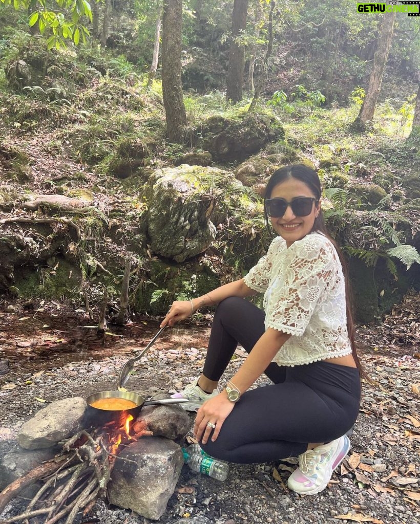 Dhanashree Verma Instagram - Disconnect to reconnect ✨ Sometimes all you need is some nature around you along with chai, maggi and good company 💯 Mussoorie-Queen of Hills