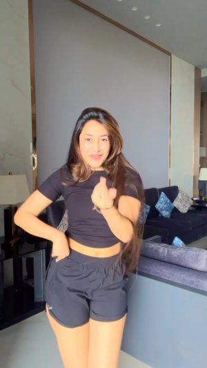Dhanashree Verma Instagram - Working on strength and celebration 🤙🏻💕