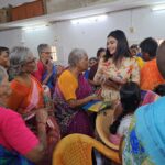 Dharsha Gupta Instagram - 🙏இன்று முதியோர் தினத்தை முன்னிட்டு ஆதரவற்ற முதியோர்களுக்கு என்னால் முடிந்த உதவியை செய்தேன். ஏதோ பிறந்தோம் இறந்தோம் என்று இல்லாமல் இல்லாதவர்களுக்கு உதவி செய்து வாழ்வதே தலைசிறந்த வாழ்க்கை🙏 Costume- @radheyscouture Annai Ullam