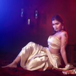 Dharsha Gupta Instagram - 💙❤️எதிரியே ஆனாலும் துரோகத்தால் தோற்க்கடிக்காதே❤️💙 Location: @studiocentralchennai Makeup : @twinkles_richa Hair: @vinrose_haircraft Saree: @_divyakarthika Jewelry- @new_ideas_fashions Photo and videos : @shotsbyuv @the.portrait.culture @im__khalid_ @nav_kriish @sat_narain Retouch: @immaculatestudio_ Video edit: @talesbyashif @blackshadowsfotography