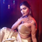 Dharsha Gupta Instagram - 💙❤️எதிரியே ஆனாலும் துரோகத்தால் தோற்க்கடிக்காதே❤️💙 Location: @studiocentralchennai Makeup : @twinkles_richa Hair: @vinrose_haircraft Saree: @_divyakarthika Jewelry- @new_ideas_fashions Photo and videos : @shotsbyuv @the.portrait.culture @im__khalid_ @nav_kriish @sat_narain Retouch: @immaculatestudio_ Video edit: @talesbyashif @blackshadowsfotography