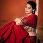 Dharsha Gupta Instagram - ❤️முட்களுக்கு நடுவே தான் வாழ்க்கை என்றாலும் வாடும் வரைக்கும் சிரித்து கொண்டே இருக்கின்றன ரோஜா மலர்கள்❤️ M&H- @kovai.trendz Costume- @tissy_rental_attires Pic- @sathish_photography49 Location - @iconiicfilmcity Coimbatore, Tamil Nadu