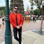 Dheeraj Dhoopar Instagram - Last of the lot ☝️😎 Disneyland Hongkong