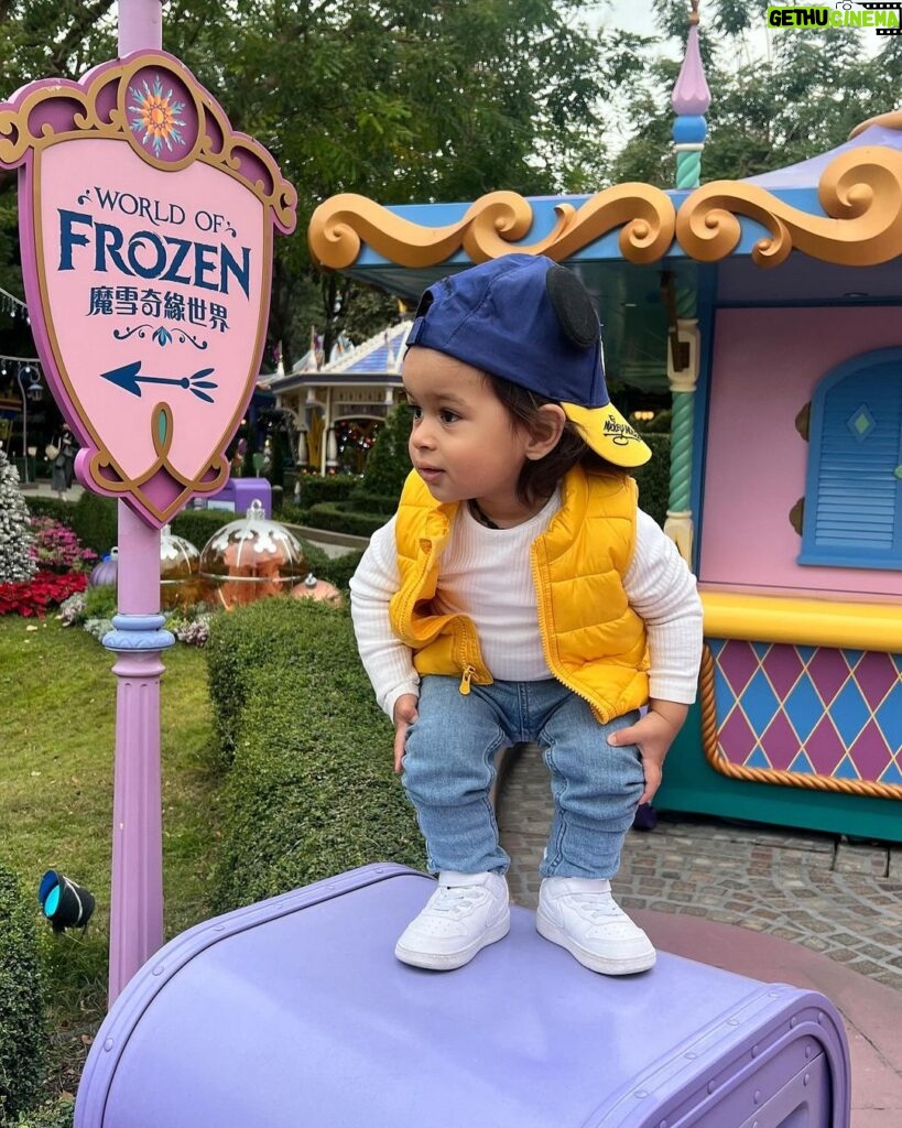 Dheeraj Dhoopar Instagram - My Monkey ♥️ Disneyland Hongkong