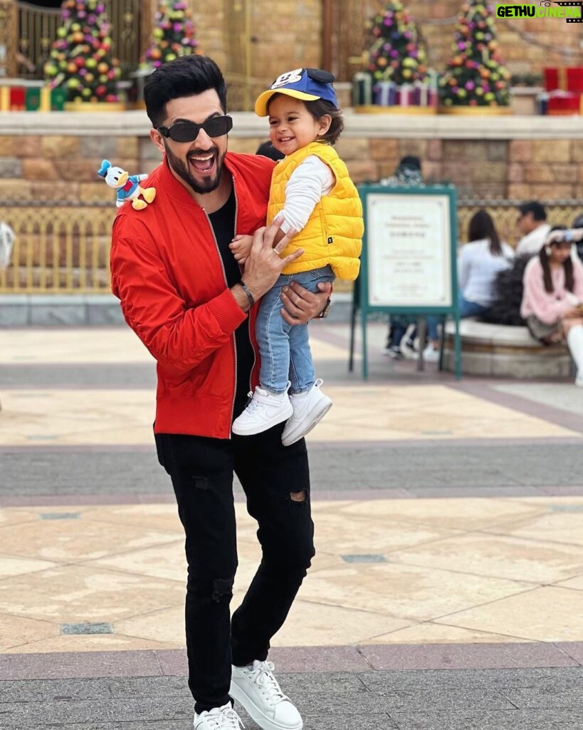 Dheeraj Dhoopar Instagram - The life of our dreams 🧿❤️ Cheers to 2024 & all the magical things yet to happen💫🍀 Disneyland, Hongkong
