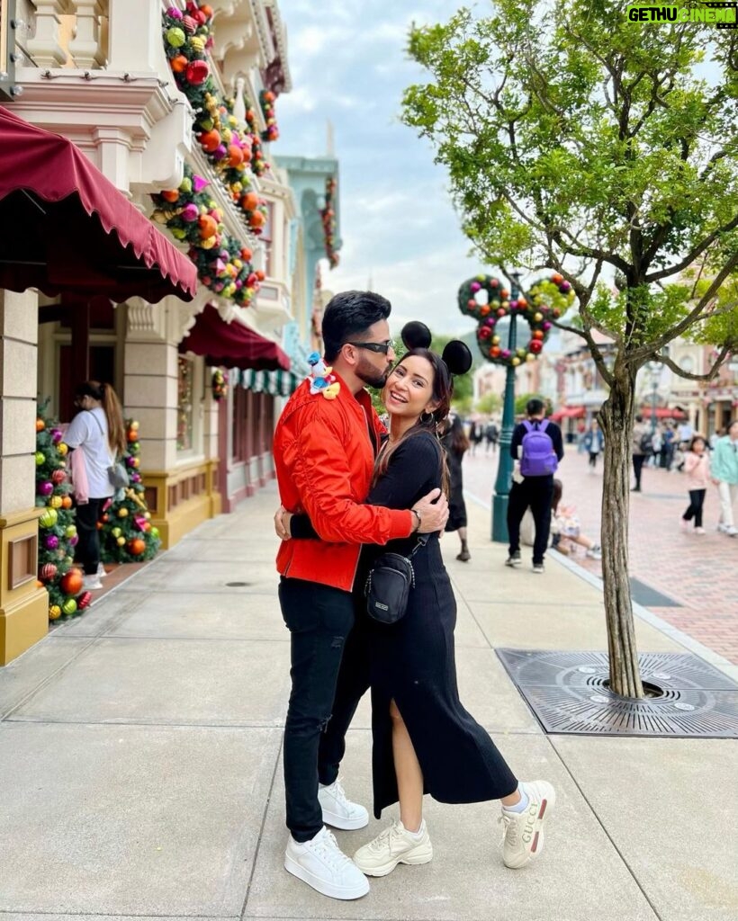 Dheeraj Dhoopar Instagram - The life of our dreams 🧿❤️ Cheers to 2024 & all the magical things yet to happen💫🍀 Disneyland, Hongkong