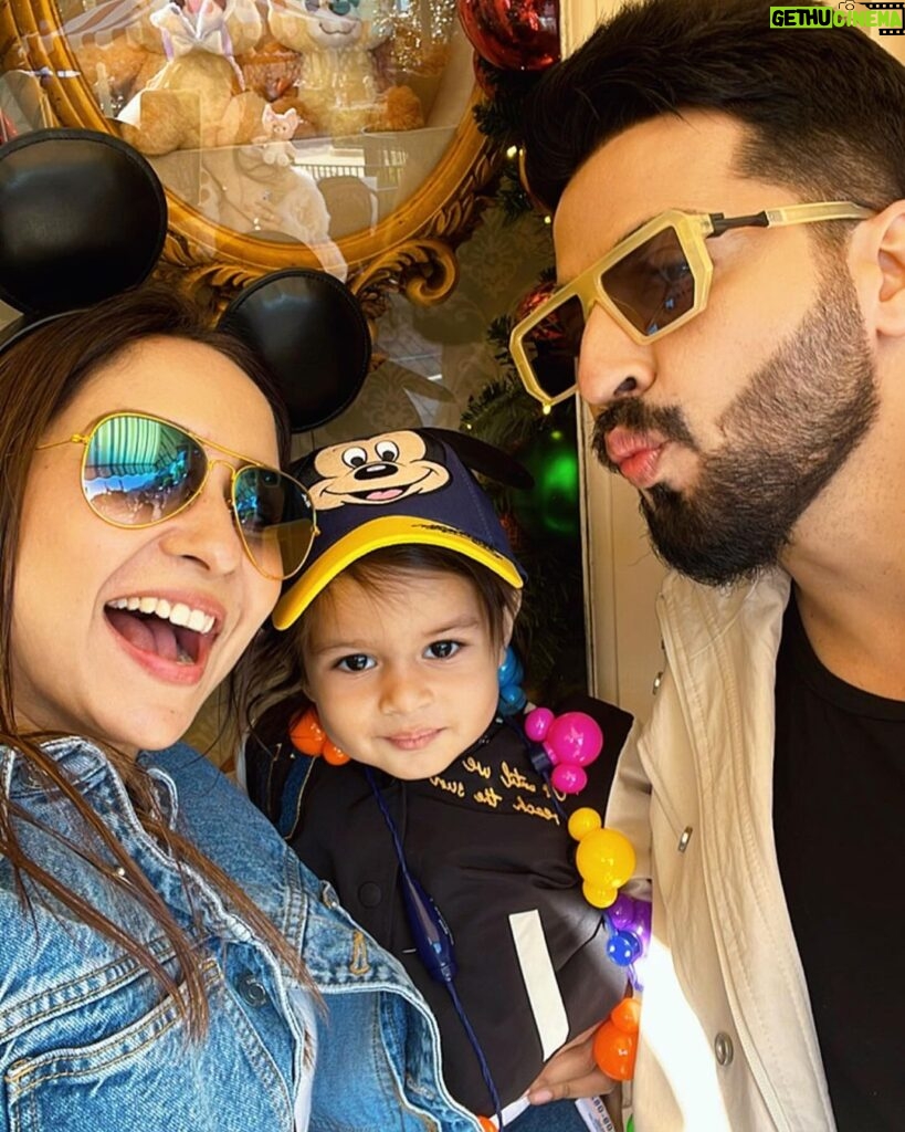 Dheeraj Dhoopar Instagram - Zayn’s first birthday was meant to be celebrated in Disneyland 🎈! Didn’t happen then , glad it did now 🎄🌟 #DayOne Disneyland Hongkong