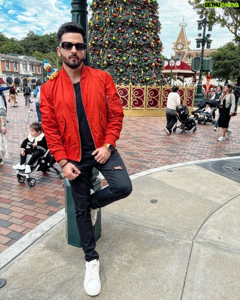 Dheeraj Dhoopar Instagram - Last of the lot ☝️😎 Disneyland Hongkong
