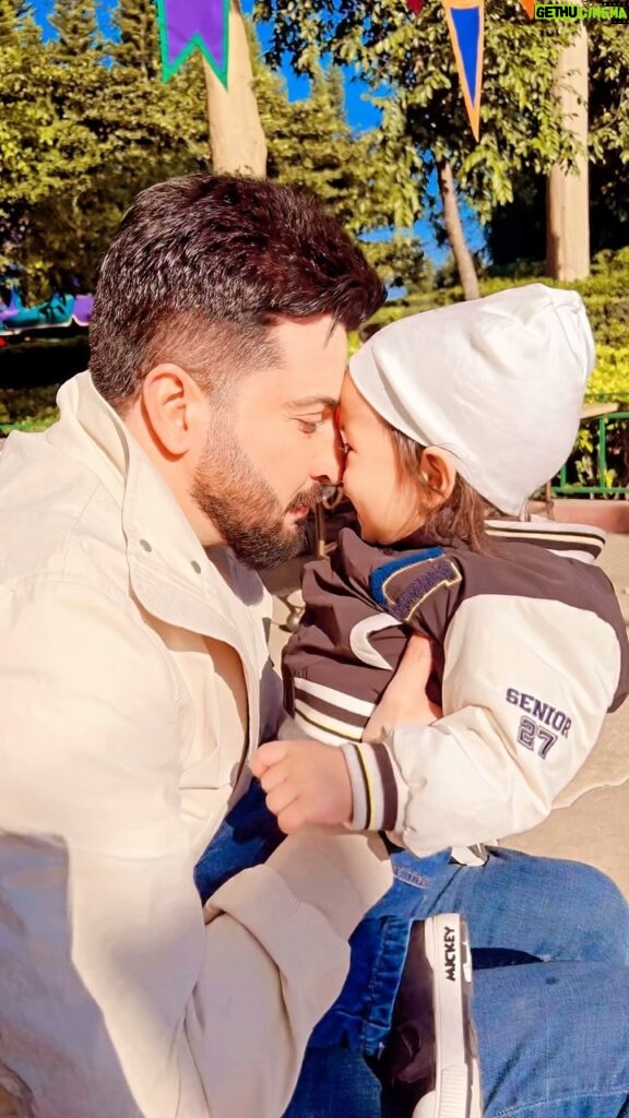 Dheeraj Dhoopar Instagram - To be a parent is to watch your heart walk outside your body 💫♥️ Disneyland Hongkong