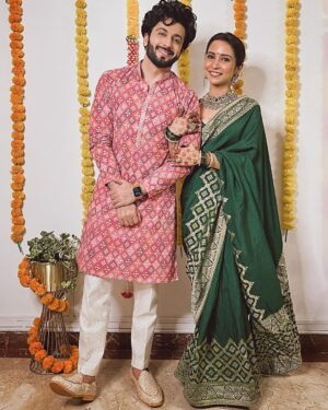 Dheeraj Dhoopar Instagram - Alexa play Oo Re Piyaaa ♥️

#Karwachauth2023

Kurta : @kalkimen