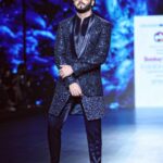 Dheeraj Dhoopar Instagram - DHEERAJ DHOOPAR X DHANESHSAMEER X BOMBAYTIMES FASHION WEEK !! MUAH : @sahil_anand_arora